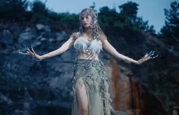 ナナ、誕生日を迎えタイトル曲「GOD」MV公開…魅惑的で強烈なムード