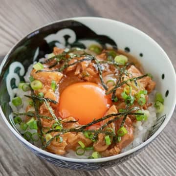【この卵かけご飯、秒で消えます】「のせるだけなのに超ウマい」簡単アレンジレシピ