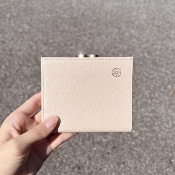 皇居で買えるサイフがあった！？菊の御紋入り牛革財布、4,500円という価格設定に「安すぎる！10倍しそう！」と驚きの声も