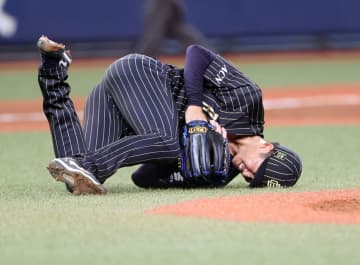 オリックス・曽谷龍平の胸部に折れたバットが直撃　担架に乗せられ交代