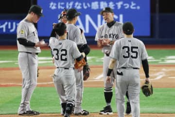 巨人・赤星優志、1死も取れず初回で降板　無死満塁ピンチ…阿部監督がマウンドへ、場内騒然