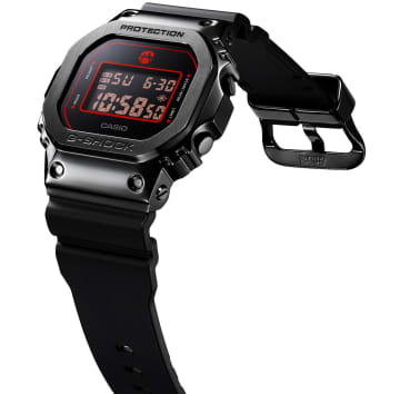 ブラックデザインにレッドのあしらいをアクセントとするNBAプレイヤー八村塁選手と「G-SHOCK」のコラボウオッチ第5弾