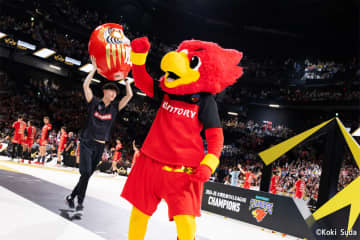 スーパーサンバーズくんとムーンバーズくんが始球式に挑戦！