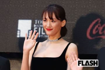 綾瀬はるか　美脚ショット公開も“はいてない”スタイルにファン騒然、ブラトップCMでは上半身裸…“露出増加”の背景とは