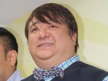 彦摩呂、『ケンミンSHOW』“転勤”俳優と再会ショットに反響「見てました」「髪伸びた」