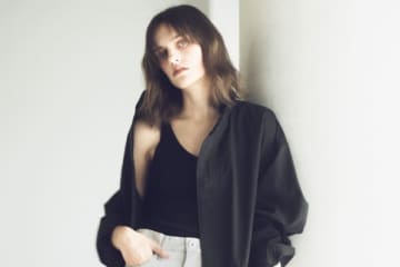 【明日なに着る？】黒と白の間をとれる「合わせやすく重く見えない」デニムパンツ