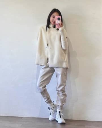 白ボアベストが主役！ 大人の抜け感コーデ実例