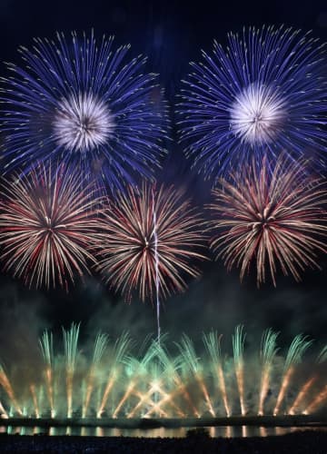 3万発の大輪、夜空に　利根川大花火大会　茨城・境