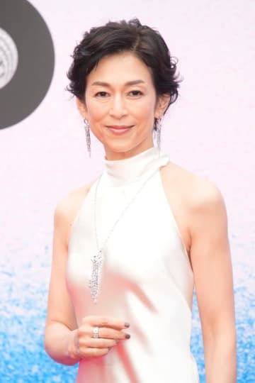 「せ、背中が…」鈴木保奈美の肌見せショットにSNSクギ付け「だいぶ仕上がってる」「すごい」