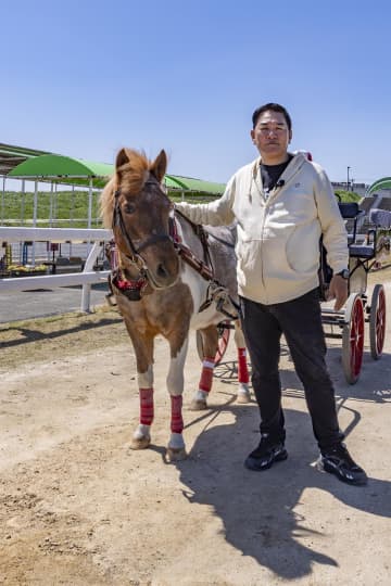 【ピエール瀧が行く ファンキー！公園】江戸川区「篠崎ポニーランド」で賢いポニーたちと触れ合う
