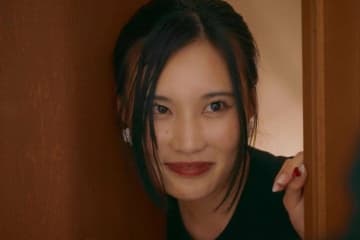 こじるり似の25歳美女、美脚あらわな超ミニ丈部屋着姿でイケメン美容師に後ろから…密室で朝まで過ごす夜
