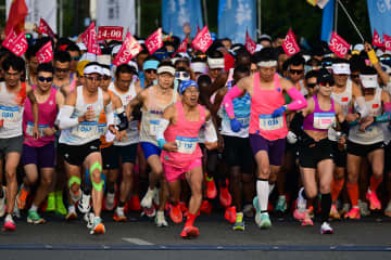 中国青海省で高原マラソン、2万人超が力走　