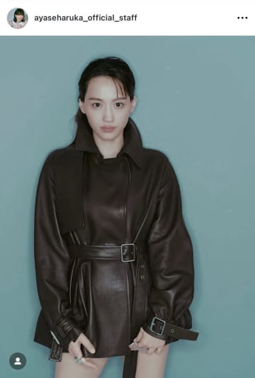 綾瀬はるか、ミニ丈レザーコートで見せたオーラが桁違い！？「綾瀬はるかしか似合わない」と圧倒的着こなしが話題に