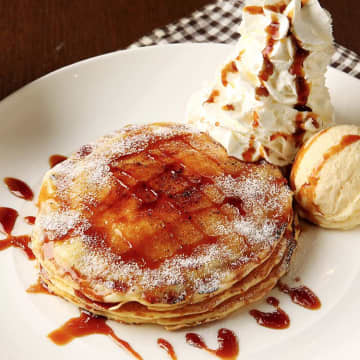 ふわふわでボリュームたっぷり！何度も食べたくなるハワイアンパンケーキ3選