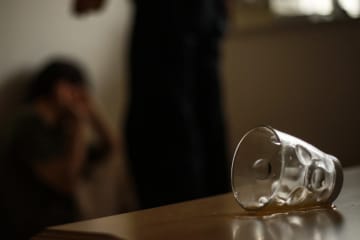 夫のギャンブルで “水道滞納” 家事・育児せず困窮の末『娘の首絞め』40歳母親が逮捕 懲役3年にネットでコメント殺到「父親につけられる罪状はないのでしょうか。」「父親はお咎めなしって日本の法律はどうかしてるだろ」