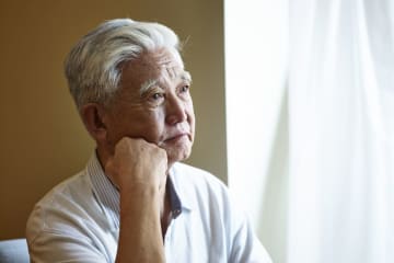 80代の父は年金「月7万円」で一人暮らしです。貯金も尽きて“医療保険料”や“介護保険料”の支払いが困難なのですが、減免や免除を受けることは可能でしょうか？