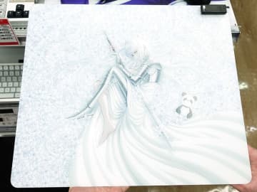 幻想的なイラストが特徴のUncle Panda製ガラスマウスパッド「P-LUCK」