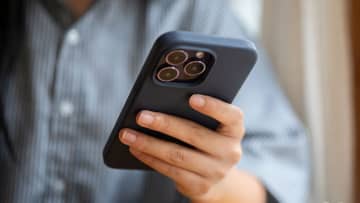 PCはわずか1％…ネット利用は“スマホ一強”に！シニアもスマホでネットが常識化