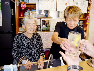 たくましい地域の“かあちゃん”…「おふくろの味」が評判、埼玉・久喜で居酒屋営む岩崎房子さん　夫の反対を押し切り、未経験から始めた店…週末は満席で入れない繁盛店に　娘と切り盛り、今夜も腕を振るう92歳