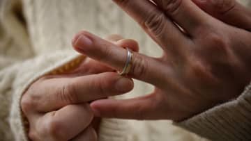 解放してください…年収800万円“家族大好き”な55歳サラリーマン、妻からの「離婚宣告」に必死の抵抗→妻が“冷めた目”で告げた「まさかの離婚理由」【CFPが警鐘】