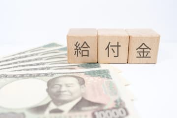 シングルマザーで「生活保護」を受けています。生活保護を受けながら“子育て給付金”は併用できますか？ 収入にカウントされるのでしょうか？