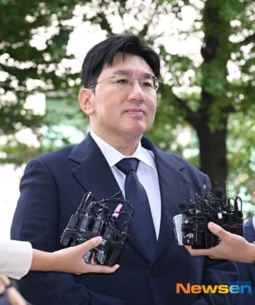 HYBE バン・シヒョク議長、召喚調査のため警察へ…報道陣の前でコメント