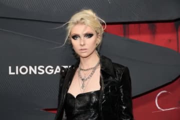 「まるで鋼」なバキバキ腹筋を持つロックスター、体づくりの“秘訣”を語る「最近ハマっているのは…」