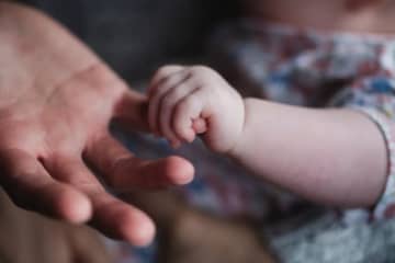 「脈がなかった」孫の誕生直後に倒れた祖父→赤ちゃんの“ある事情”で救われ「奇跡です」「ちいさな命の恩人」