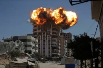 イスラエル軍、ガザの高層ビルを攻撃　地上作戦「数日内に開始」か