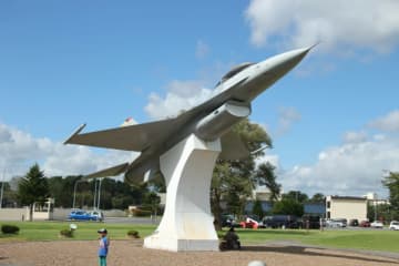 ブルー&米軍機も飛ぶけど“国内唯一”F-16の用廃機に注目！ 空自・三沢基地の保存機まとめ
