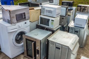 チラシに「不用品を無料で回収します」と書いてありました。なぜ無料なのですか？ 実家の使わないタンスを回収してもらうか悩んでいます…。