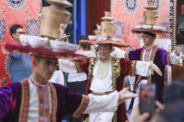 千年以上の歴史持つ舞踊「サマワールダンス」　中国新疆ウイグル自治区