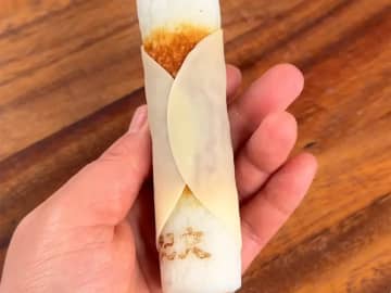 ちくわの真ん中をカット→餃子の皮で巻くだけ！おやつにも最高な“カリカリちくわ”