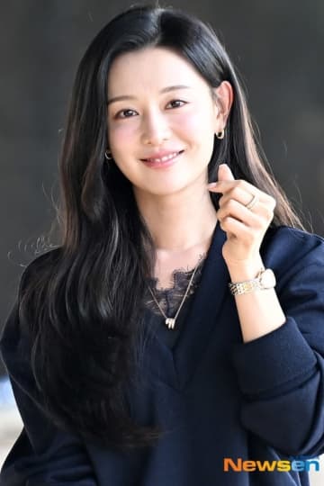 【PHOTO】キム・ジウォン、スケジュールのため日本へ！笑顔でポーズ（動画あり）