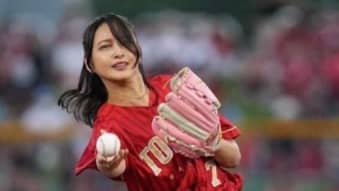 「渋すぎ」「プロ意識に脱帽」加藤夏希が地元始球式でまさかのアンダースロー投球　驚きの声殺到