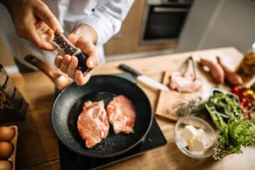 流行のたんぱく質、過剰摂取が体にもたらす影響とは？　重要なのは食物繊維とのバランス