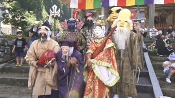 「見て泣いて大きくなった」子供たちにはちょっぴり怖い…“七福神”が地域を巡る　天明の飢饉が生んだ240年続く奇祭