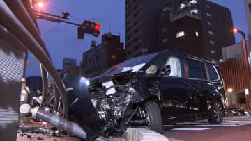 四谷三丁目の交差点で車2台衝突6人けが　直進車と右折車がぶつかったか　全員意識あり　東京・新宿区