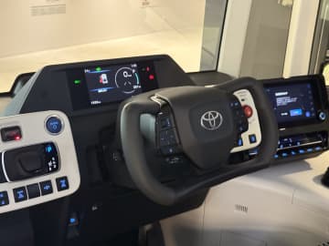 トヨタ、自動運転を見すえたバッテリEV「イーパレット」発売 価格は2900万円で、ステアバイワイヤの異形ステアリング採用