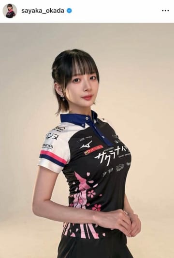 「役満ボディー」岡田紗佳、妖艶チャイナドレス＆髪をアップに...「激カワ」流し目ショット「何この色気！！！」