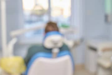 「これが何か当ててみて？」患者の体液とみられるシミを医療スタッフが嘲笑。診察室の動画が炎上