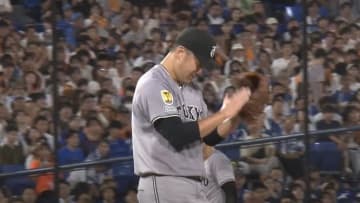 【巨人】田中将大が味方のミスをカバー　エラーした泉口友汰とグータッチでベンチへ