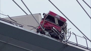 トレーラーが車に衝突し橋の欄干に突っ込む…運転手の姿なく　1時間半後に65メートル下の海で発見も死亡確認　長崎市
