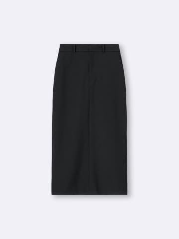 【GUの黒】が40・50代におすすめ！ 穿くだけでシャレる「高見えスカート」