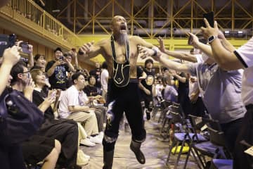 【新日本】飯塚高史が電撃登場！矢野通との極悪タッグ復活　アイアンフィンガーで反則負けし嵐のように去る
