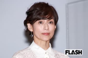 鈴木保奈美 “背中丸見え” セクシーショットに絶賛…離婚後は「つかず離れず」夫の病状には沈黙の “距離感”
