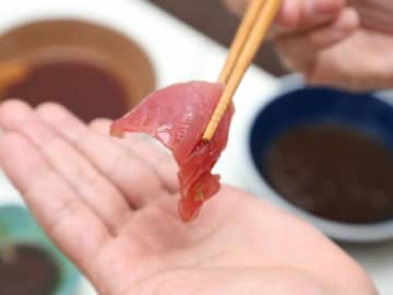 単に「手が汚れるから」ではない。無意識にしてしまいがちな「手皿」がマナー違反とされる理由