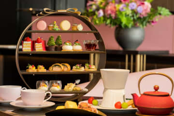 フォションホテル京都のクリスマスアフタヌーンティー、ピンク色チョコフォンデュ＆ピスタチオのツリーなど