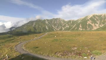 情報カメラに映り込む「観光客の目の前を横切るクマ」　立山室堂で成獣とみられるツキノワグマ目撃で登山道の使用を制限