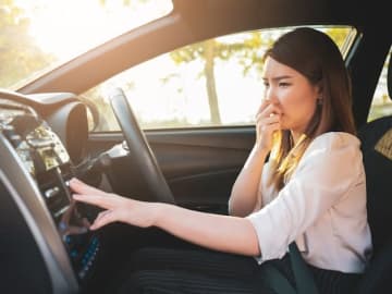 「車のエアコン」から酸っぱくて嫌な臭いが…！ くさいのはなぜ？対処法はある？【車の専門家が解説】